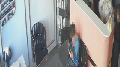 Baran AKKAYA-Emin YEŞİL/İSTANBUL, –SULTANGAZİ’de bir güzellik merkezine gelen kadın, çalışanların