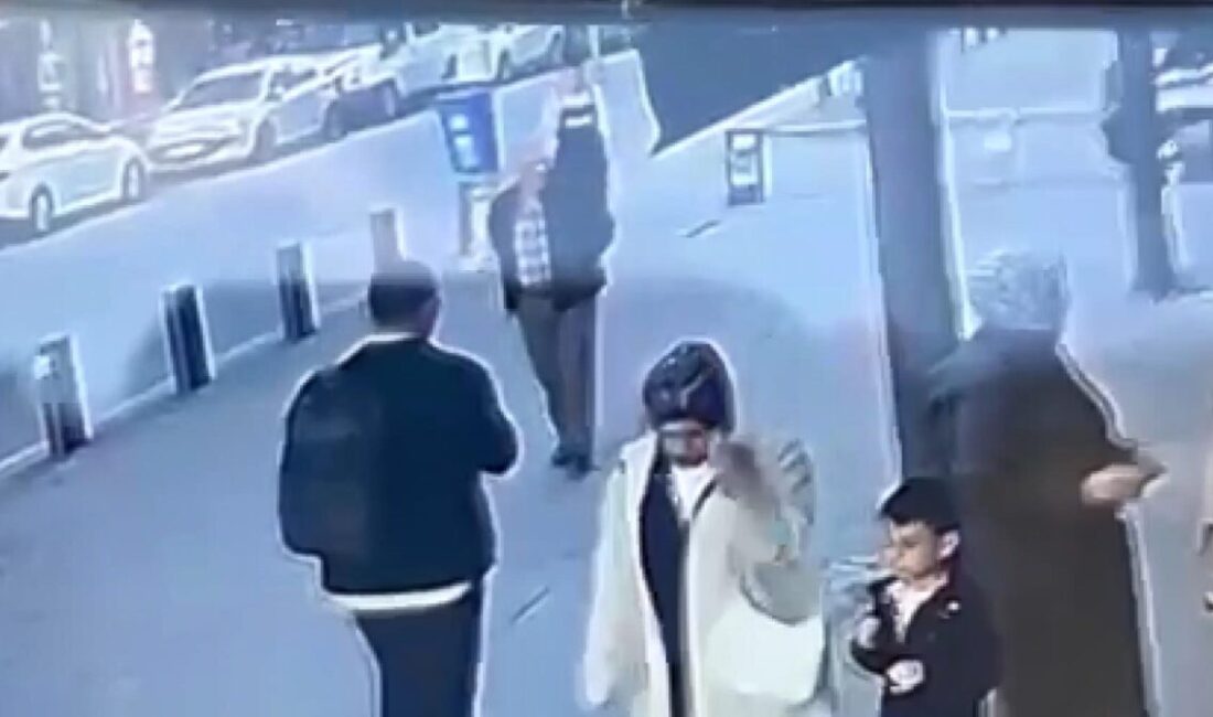 İstanbul – Sultangazi’de kendisi mağazada ürünlere baktı; dışarıda bekleyen çocuk hırsızlık yaptı Baran AKKAYA-Emin YEŞİL/İSTANBUL, -SULTANGAZİ’de bir kadın yanındaki kız çocuğuyla mağazaya