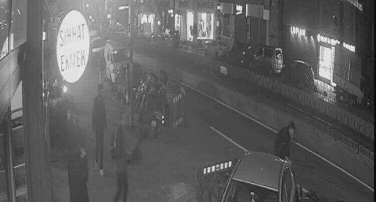 İstanbul- Sultangazi’de tek teker üzerinde ilerleyen motosikletli otomobile çarptı; kaza kamerada Baran AKKAYA- Emin YEŞİL / İSTANBUL, – SULTANGAZİ’de tek teker