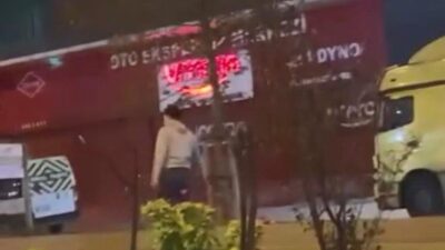 Emin YEŞİL-İSTANBUL, – SULTANGAZİ’de yol ortasında duran bir kişi, sürücülere