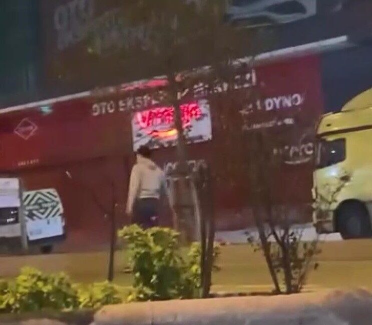 Emin YEŞİL-İSTANBUL, – SULTANGAZİ’de yol ortasında duran bir kişi, sürücülere