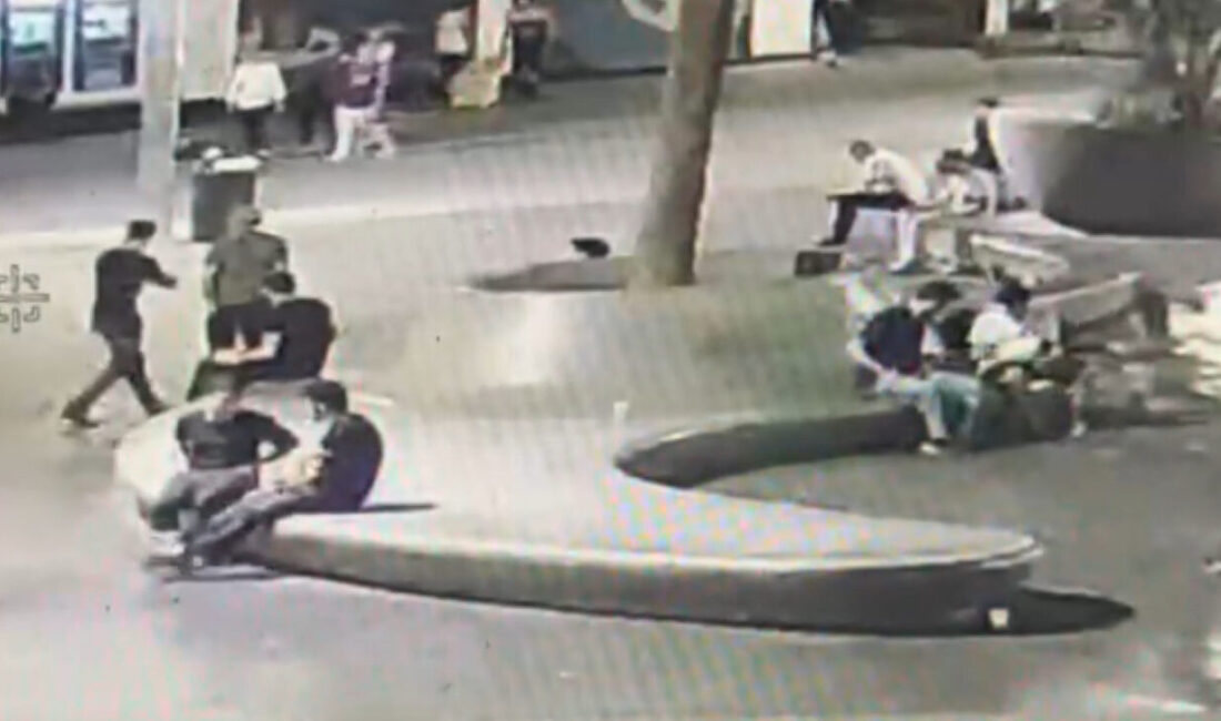 İstanbul – Taksim’de bankta uyuyan adamın telefonunu çaldı; mağduru yanlış tarafa yönlendirdi Doğan Can CESUR / İSTANBUL -TAKSİM’de bir şüpheli bankta uyuyan