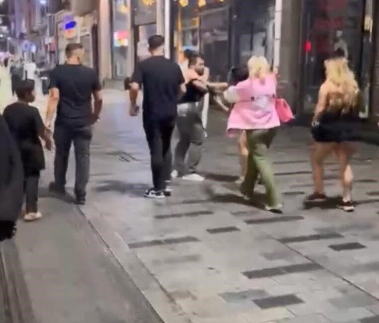 Doğan Can CESUR / İSTANBUL – TAKSİM İstiklal Caddesi’nde gece