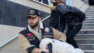 Ali AKSOYER/İSTANBUL – İSTANBUL’da para bozdurmak isteyen turistlerin paralarını kontrol