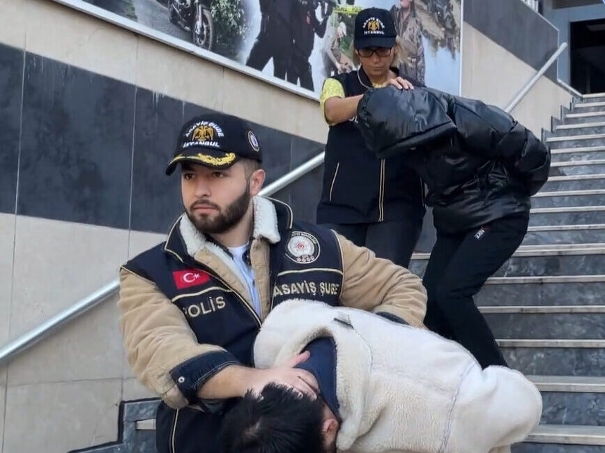 Ali AKSOYER/İSTANBUL – İSTANBUL’da para bozdurmak isteyen turistlerin paralarını kontrol