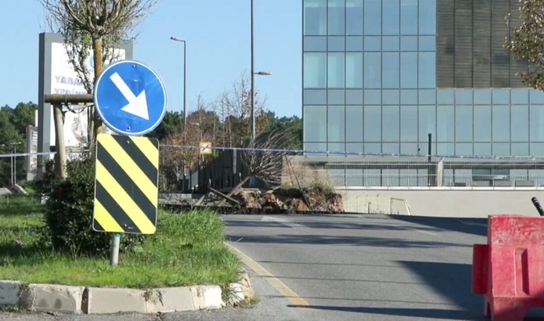 İstanbul- Ümraniye’de istinat duvarı yıkıldı, yol çöktü -1 Leyla YILDIZ- Ulaşcan ÖZER/ İSTANBUL – Ümraniye’de inşaat çalışması sırasında