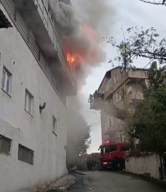 Leyla YILDIZ- Şevval CİNDİR/İSTANBUL, – Ümraniye’de 3 katlı kereste atölyesinde