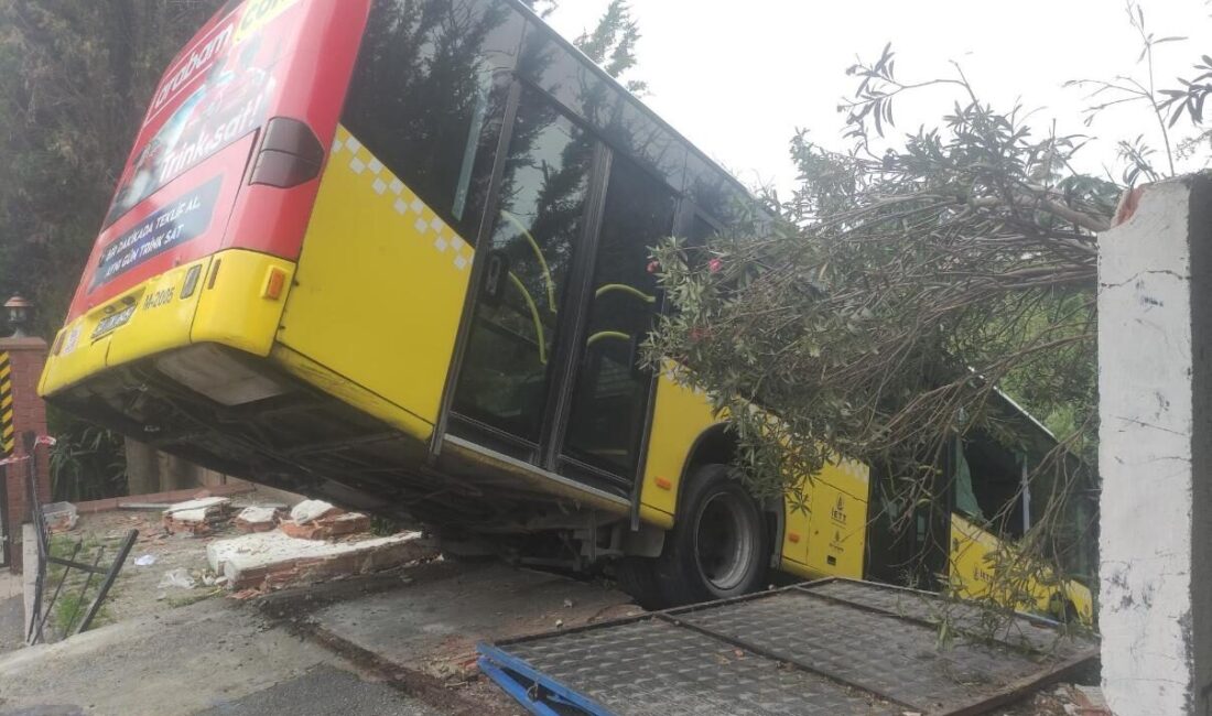 İstanbul- Üsküdar’da İETT otobüsü kaza yaptı -1 İSTANBUL, – ÜSKÜDAR Barbaros Mahallesi’inde şoförünün direksiyon hakimiyetini kaybettiği otobüs