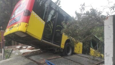 İSTANBUL, – ÜSKÜDAR Barbaros Mahallesi’inde şoförünün direksiyon hakimiyetini kaybettiği otobüs