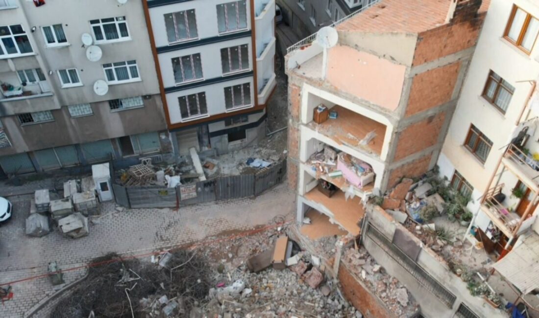 İstanbul – Zeytinburnu’nda bir binadaki yıkım nedeniyle bitişikteki apartmanda hasar oluştu Vehbi DEMİR / İSTANBUL, – ZEYTİNBURNU’nda kentsel dönüşüm projesi kapsamında