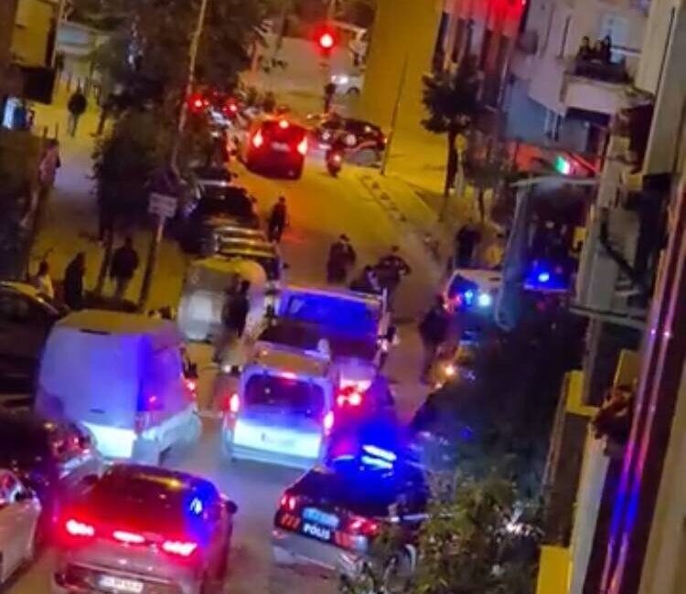Baran AKKAYA/İSTANBUL, -ZEYTİNBURNU’nda 2 şüpheliden biri yanında bulunan kurusıkı silahla