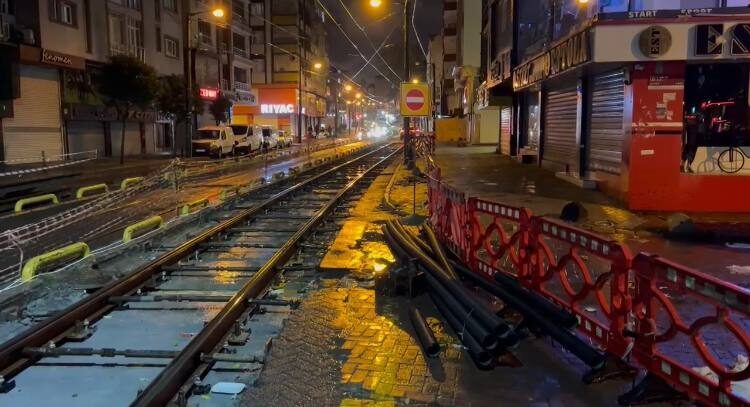 İstanbul – Zeytinburnu’nda otomobil çalışma yapılan tramvay yoluna girdi Baran AKKAYA / İSTANBUL, – ZEYTİNBURNU’nda, otomobil sürücüsü yasak olmasına