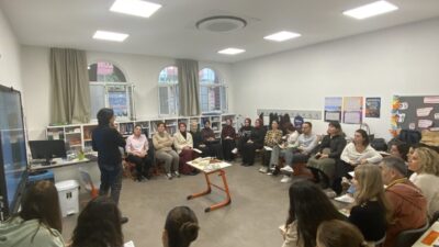 İSTANBUL, – TÜRKİYE’nin dört bir yanında binlerce öğretmen, Öğretmen Akademisi