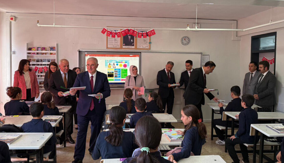 Kamu Başdenetçisi Akarca: Çocuklara hak arama kültürünün aşılanmasını istiyoruz Gizem KARADAĞ-Batuhan DURNAOĞLU/ANKARA, – KAMU Başdenetçisi (Ombudsman) Mehmet Akarca, “Çocuklara