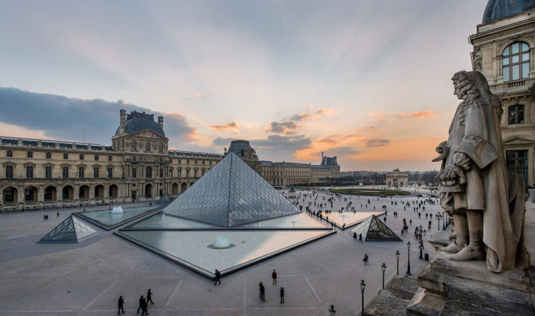 FRANSA, – FRANSA’nın başkenti Paris’teki Louvre Müzesi’ne giren hırsızların, değerli