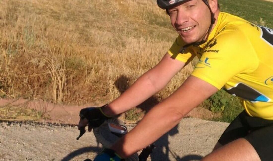 Ruken KADIOĞLU-Canberk ÖZTÜRK/ANKARA, – ANKARA’da bisiklet antrenmanı yapan triatlon sporcusu