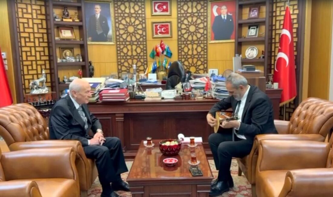 Yavuz Bingöl, Bahçeli’ye bağlama hediye etti ANKARA, – SANATÇI Yavuz Bingöl, MHP Genel Başkanı Devlet Bahçeli’yi