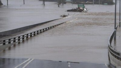 AVUSTRALYA, – AVUSTRALYA’nın kuzeyinde etkili olan ‘Fina Tropikal Siklonu’ nedeniyle