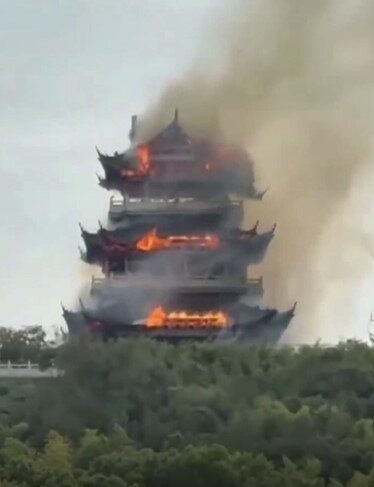 ÇİN, – ÇİN’in Jiangsu eyaletindeki 1500 yıllık Yongqing Tapınağı’nın köşkünde