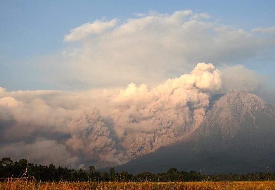 ENDONEZYA, – ENDONEZYA’nın Java Adası’nın doğusundaki Semeru Yanardağı’nın patlaması sonucu