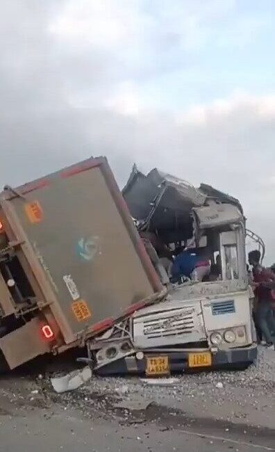 HİNDİSTAN, – HİNDİSTAN’ın Telangana eyaletinde bir otobüs ile kamyonun çarpışması