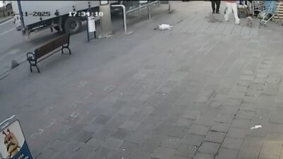 Mert ORDU/İSTANBUL – ATAŞEHİR’de, sürücüsünün kontrol etmekte zorlandığı kamyonet, geri