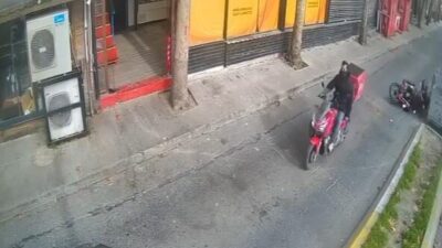 İhsan DÖRTKARDEŞ/İSTANBUL, – AVCILAR’da sürücüsünün hakimiyetini kaybettiği motosiklet yere düşerek