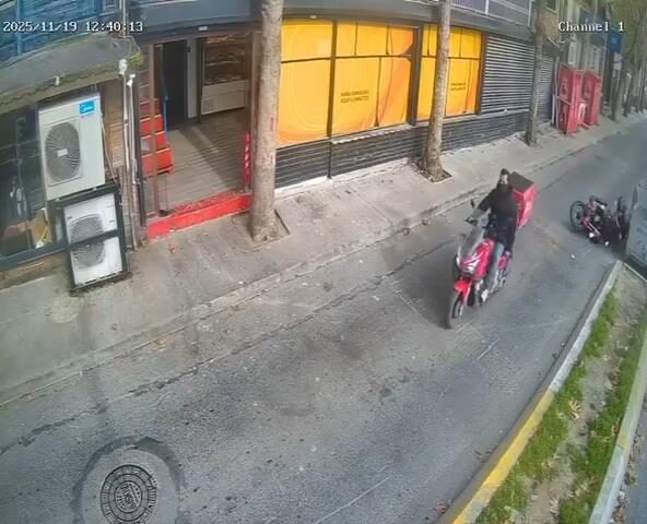 İhsan DÖRTKARDEŞ/İSTANBUL, – AVCILAR’da sürücüsünün hakimiyetini kaybettiği motosiklet yere düşerek
