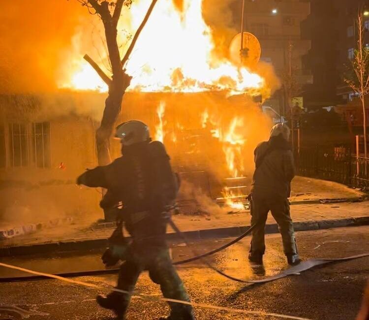 Baran AKKAYA/İSTANBUL, -BAĞCILAR’da gecekonduda bilinmeyen nedenle çıkan yangında anne ve
