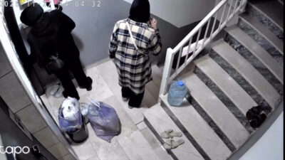 Doğan Can CESUR / İSTANBUL – BAHÇELİEVLER’de bir binaya giren