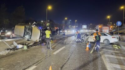 Baran AKKAYA/İSTANBUL, – BAKIRKÖY’de sürücüsünün direksiyon hakimiyetini kaybettiği otomobil, refüjü