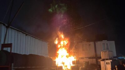 Baran AKKAYA/İSTANBUL, – BAŞAKŞEHİR’de hurda malzemelerinin depolandığı iş yerinde işçilerin