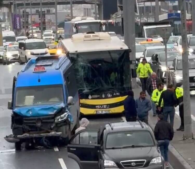 Baran AKKAYA-Ramazan IŞIKLI/İSTANBUL, -BEYLİKDÜZÜ’nde kayganlaşan yolda şoförünün direksiyon hakimiyetini kaybettiği
