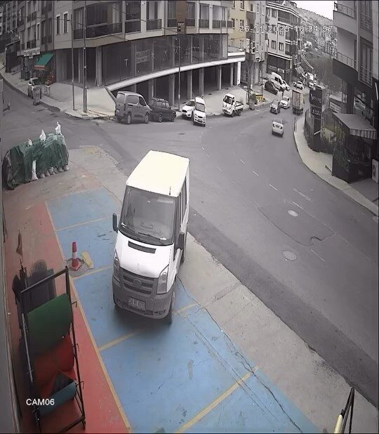 Veysel TİMDU/İSTANBUL, – BEYLİKDÜZÜ’nde park halinde freni boşalan hafif ticari