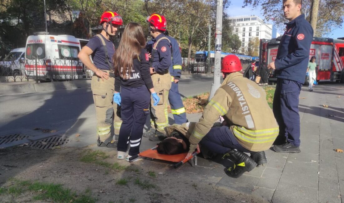 Hasan YILDIRIM/İSTANBUL, – BEYOĞLU Tophane durağında yolun karşısına geçmeye çalışan