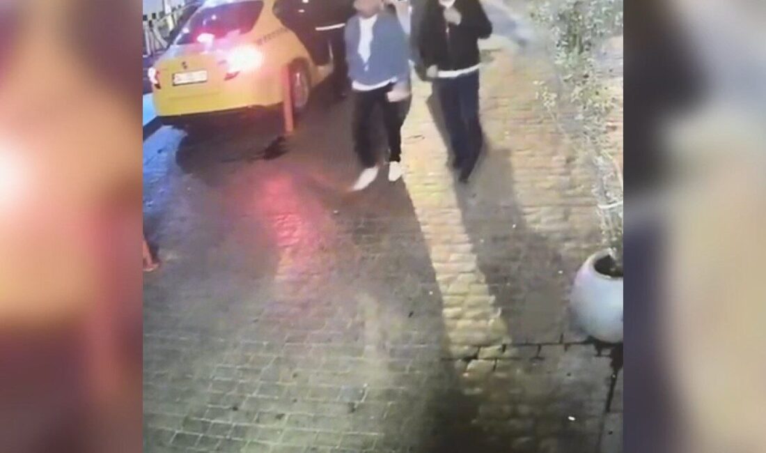 Yılmaz OKUR / İSTANBUL, – Beyoğlu’nda bir adamın taksiye binerken