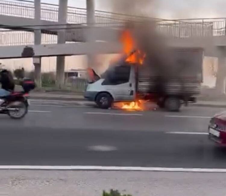 Baran AKKAYA-Derya KORKMAZ/İSTANBUL, -BÜYÜKÇEKMECE, D-100 karayolunda kamyonette çıkan yangın söndürüldü.