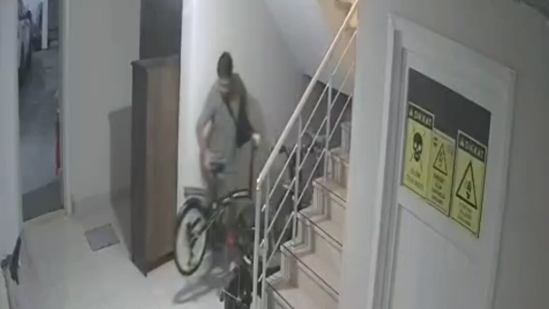 Vehbi DEMİR / İSTANBUL, – BÜYÜKÇEKMECE’de binanın merdiven boşluğundaki bisikleti