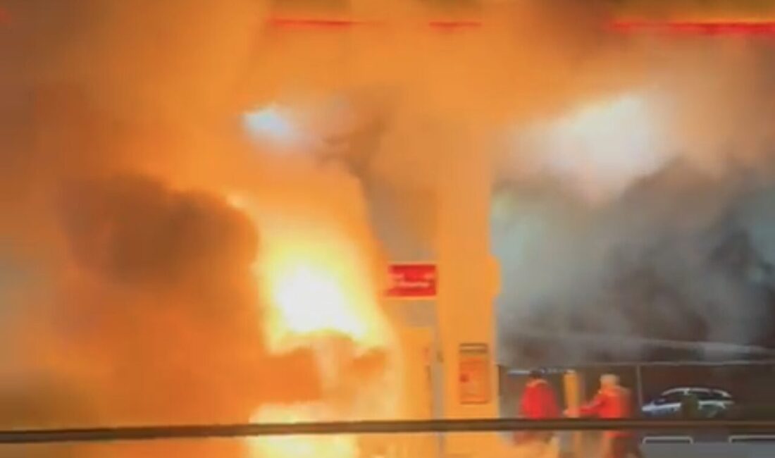 Mert ORDU/İSTANBUL, – ÇEKMEKÖY’de sürücüsünün direksiyon hakimiyetini kaybettiği otomobil, akaryakıt