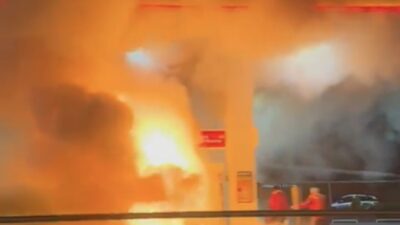 Mert ORDU/İSTANBUL, – ÇEKMEKÖY’de sürücüsünün direksiyon hakimiyetini kaybettiği otomobil, akaryakıt