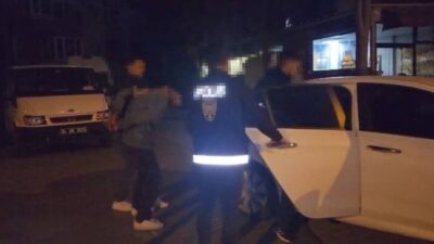 Baran AKKAYA/İSTANBUL, –ESENYURT’ta uygulama noktasında polisten kaçmaya çalışan şüpheliler polis