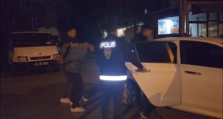 Baran AKKAYA/İSTANBUL, –ESENYURT’ta uygulama noktasında polisten kaçmaya çalışan şüpheliler polis