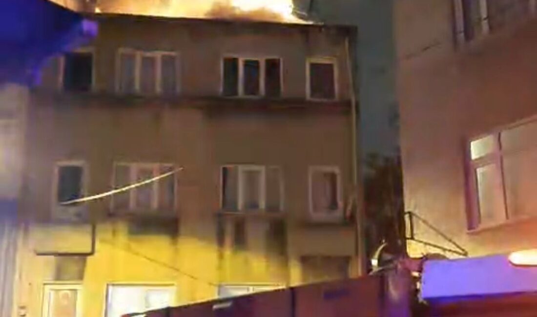 Soner HASIRCIOĞLU/İSTANBUL, – FATİH’te 3 katlı binanın çatısında yangın çıktı.