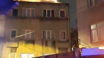 Soner HASIRCIOĞLU/İSTANBUL, – FATİH’te 3 katlı binanın çatısında yangın çıktı.