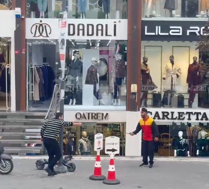 Emre KURT/İSTANBUL Güngören’de bir iş yeri sahibi ile kargo çalışanları