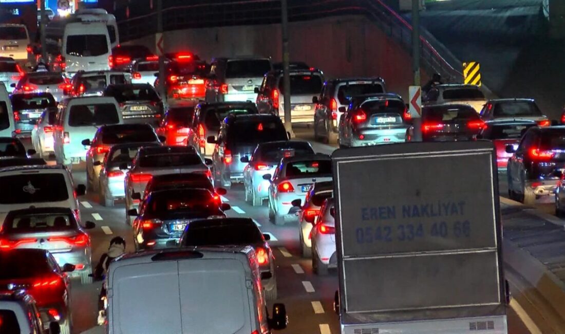 Baran AKKAYA/İSTANBUL, -İstanbul’da bir haftalık ara tatilin başlamasıyla trafik yoğunluğu