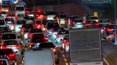 Baran AKKAYA/İSTANBUL, -İstanbul’da bir haftalık ara tatilin başlamasıyla trafik yoğunluğu