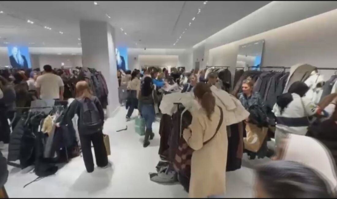 Derya Evren KORKMAZ/İSTANBUL, – İSTANBUL’da ‘Black Friday’ (Efsane Cuma) yoğunluğu