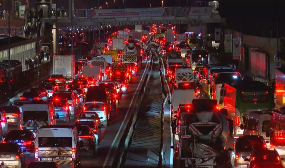 Baran AKKAYA/İSTANBUL, – İSTANBUL’da akşam saatlerinde trafik yoğunluğu yüzde 83’e