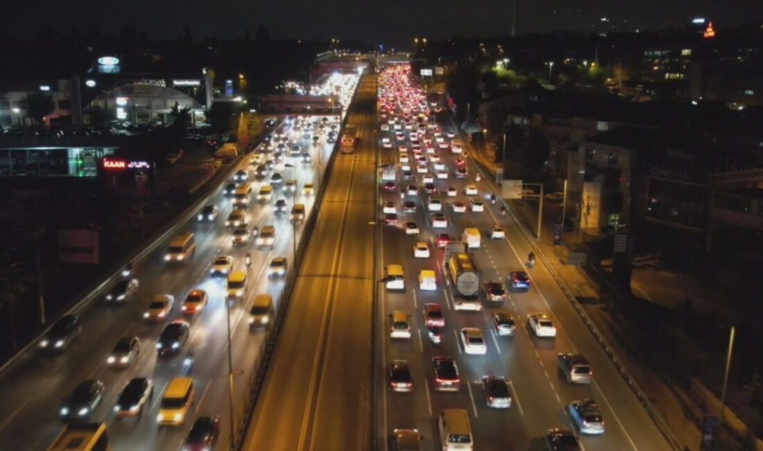 Vehbi DEMİR/İSTANBUL, – İSTANBUL’da akşam saatlerinde trafik yoğunluğu yüzde 85’e
